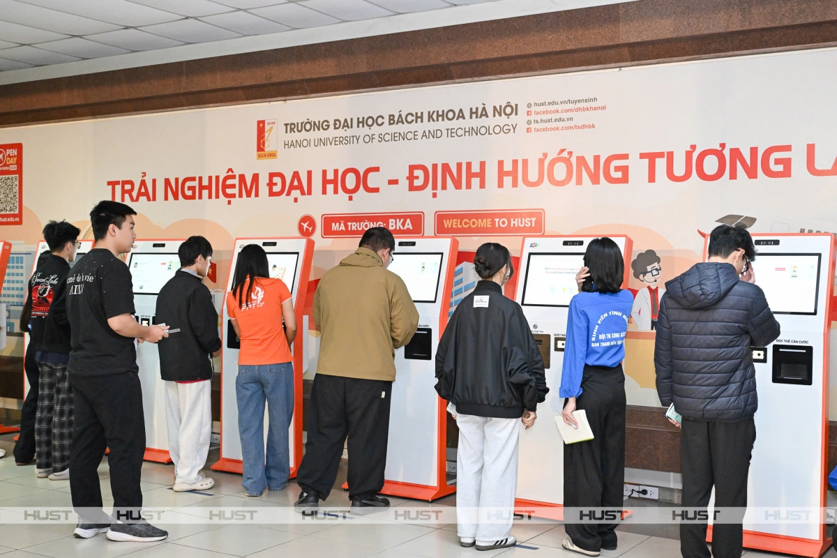 Thí sinh check-in trước khi dự thi Đánh giá tư duy của ĐH BKHN ( Ảnh : HUST)