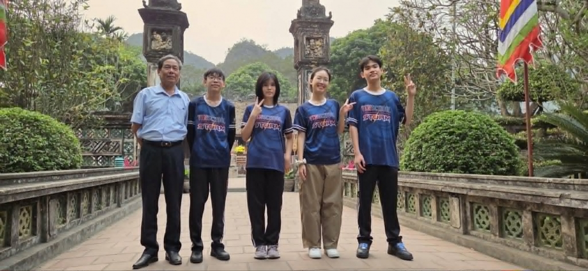 PGS.TS Nguyễn Đức Duệ cố vấn khoa học của dự án và Nhóm tác giả cuốn sách “Di sản không ngủ: Từ cố đô đến không gian số”  trong chuyến khảo sát cố đô Hoa Lư 