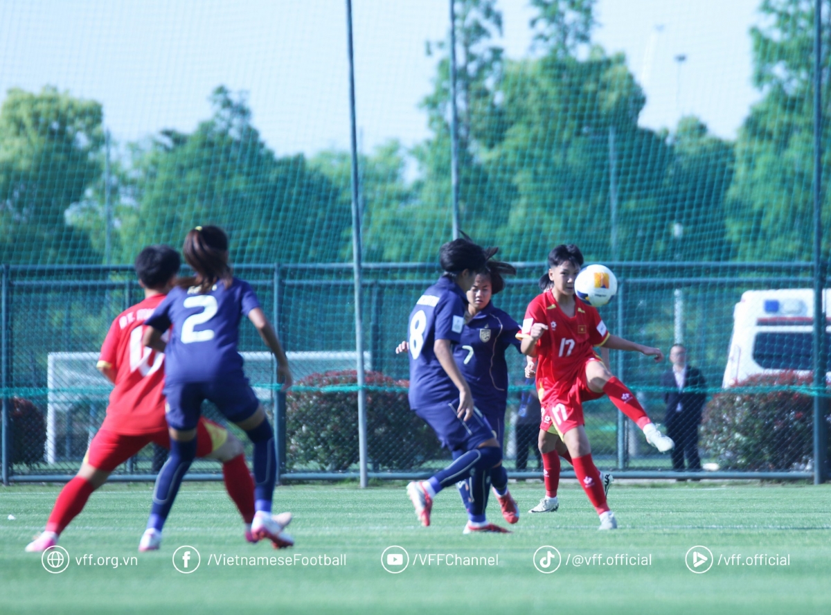 U17 nữ Việt Nam liên tục gây sức ép trước hàng phòng ngự đối phương (ảnh VFF)