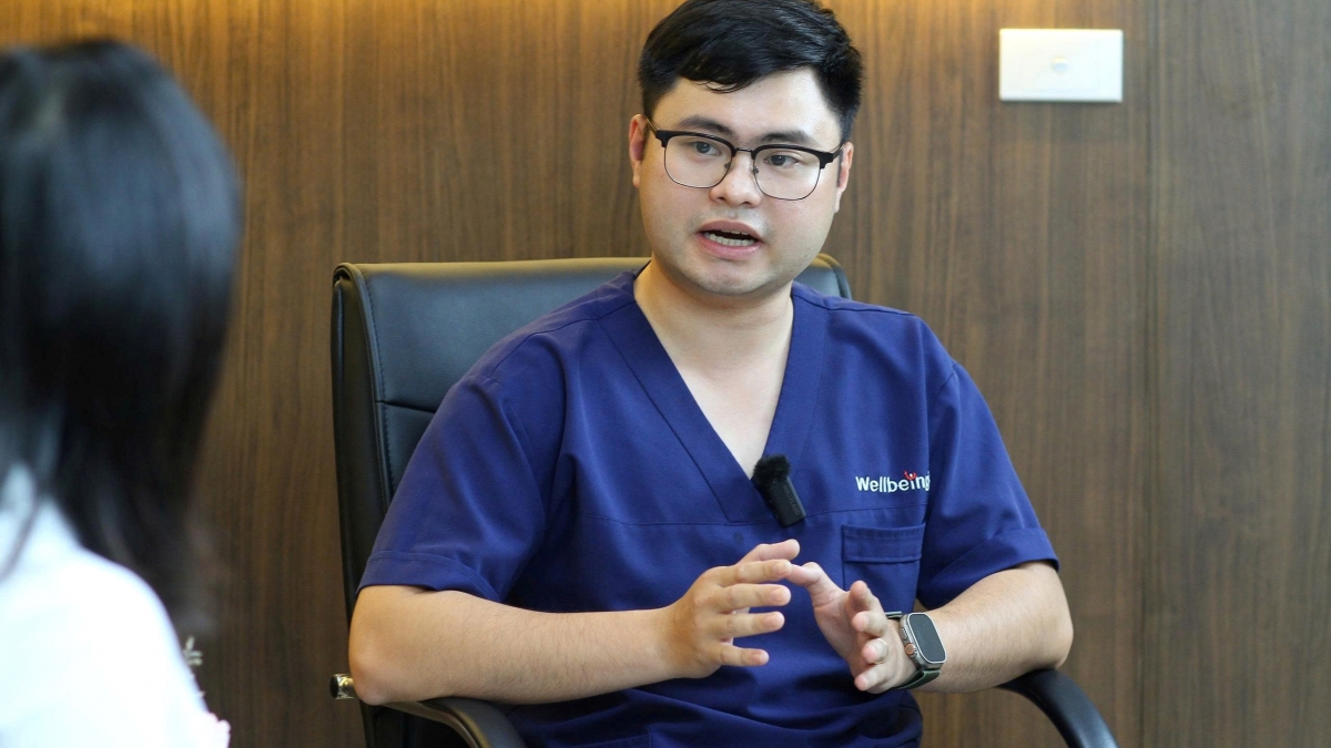 Th.S. BS Nguyễn Hoàng Nguyên - Quản lý chuyên môn Y tế - Tổ chức Giáo dục Sức khoẻ Wellbeing chuyên về sơ cấp cứu cá nhân và y học gia đình chia sẻ nguyên tắc đảm bảo an toàn cho trẻ khi ở nhà mùa hè. Ảnh: NVCC
