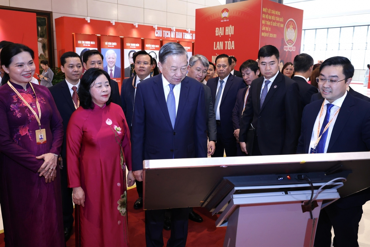 Tổng Bí thư, Chủ tịch nước Tô Lâm tham quan và trải nghiệm không gian triển lãm số tại Đại hội đại biểu toàn quốc MTTQ Việt Nam lần thứ XI. Ảnh: BTC