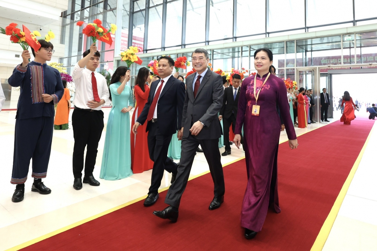 Các đồng chí lãnh đạo Đảng, Nhà nước và đại biểu trong vòng vây chào đón nồng nhiệt của các tầng lớp nhân dân tại sảnh Trung tâm Hội nghị Quốc gia, sáng 12/5. Ảnh: BTC