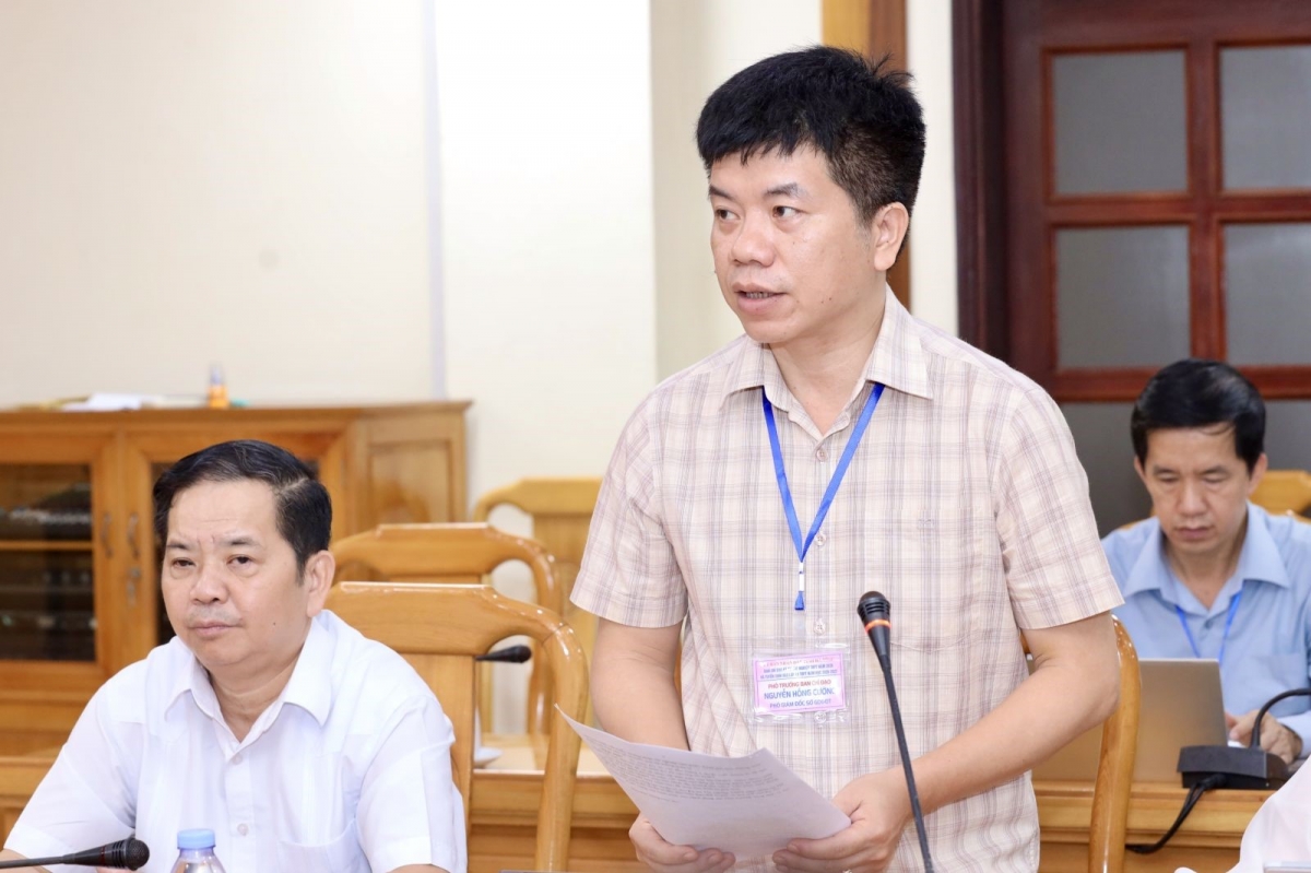 Phó Giám đốc Sở GD-ĐT  Hà Tĩnh Nguyễn Hồng Cường báo cáo công tác chuẩn bị cho kỳ thi TNTHPT (Ảnh: Moet)