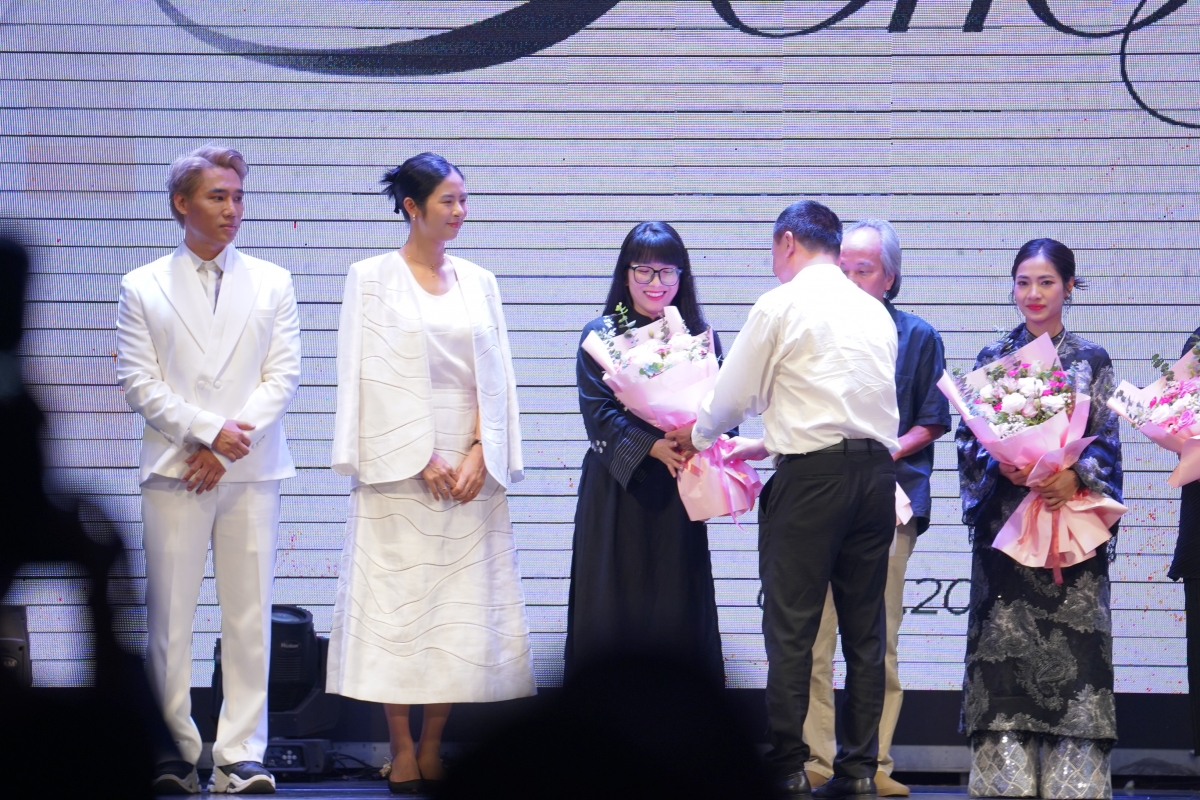 TS Lê Trọng Nga, Trưởng Khoa Tạo dáng Công nghiệp, Trường Đại học Mở Hà Nội tặng hoa các thành viên hội đồng chấm tốt nghiệp. Ảnh: BTC