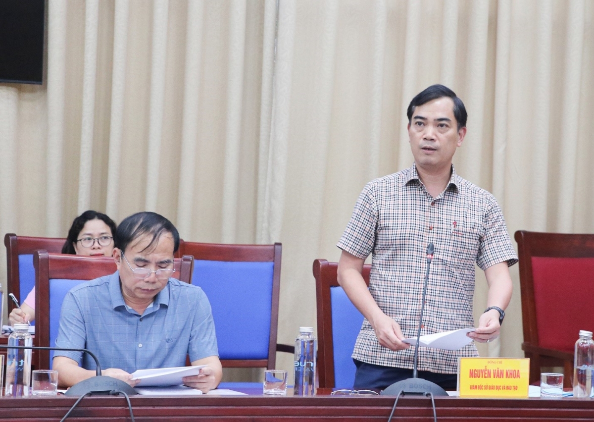 Giám đốc Sở Giáo dục và Đào tạo Nghệ An, ông Nguyễn Văn Khoa báo cáo công tác chuẩn bị Kỳ thi tốt nghiệp THPT năm 2026 (Ảnh: Moet)