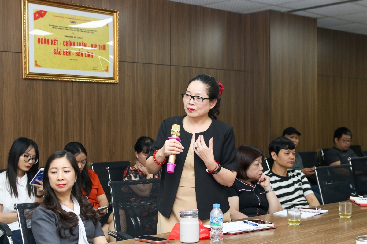 Các đồng chí cán bộ Đảng viên gửi câu hỏi trao đổi tới GS.TS Phùng Hữu Phú xung quanh các nội dung cốt lõi của buổi sinh hoạt chuyên đề