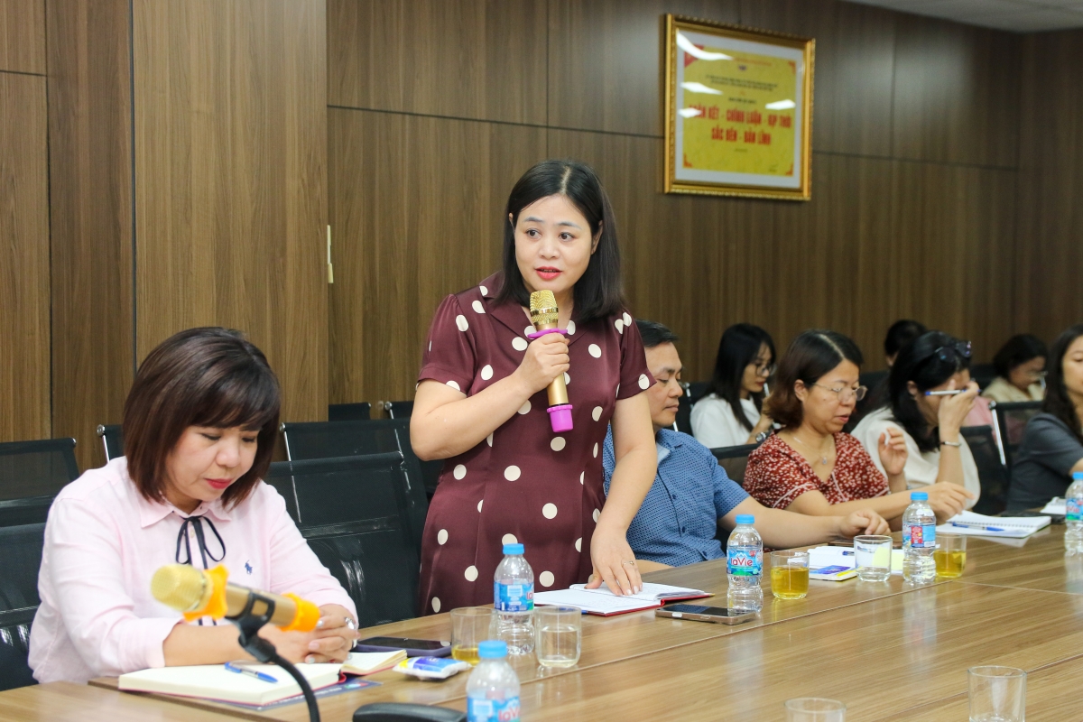 Các đồng chí cán bộ Đảng viên đặt câu hỏi trao đổi tới GS.TS Phùng Hữu Phú xung quanh các nội dung cốt lõi  của Nghị quyết 80