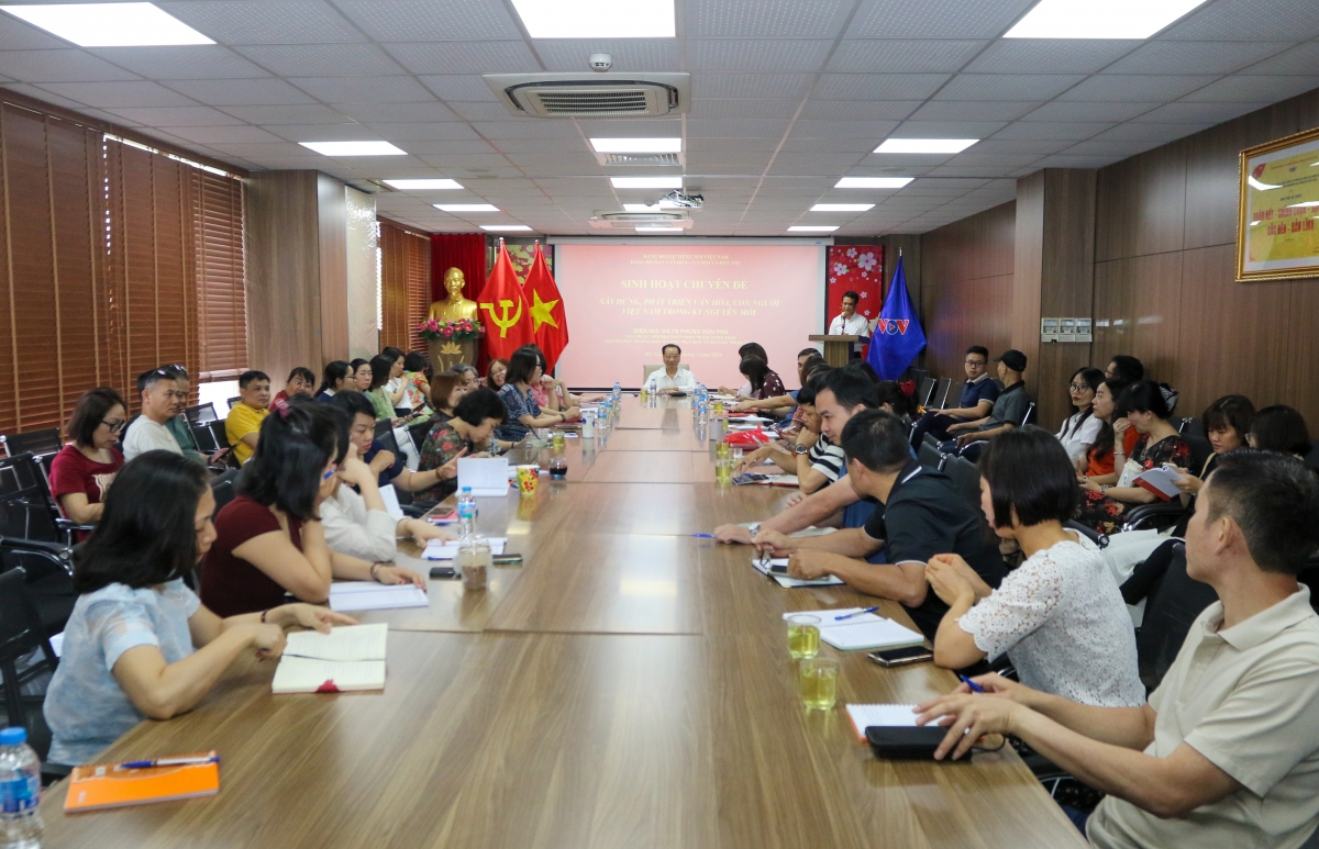 Buổi sinh hoạt chuyên đề có sự tham gia của toàn bộ cán bộ, đảng viên Ban Văn hóa – Xã hội và Dân tộc (VOV2,VOV4)