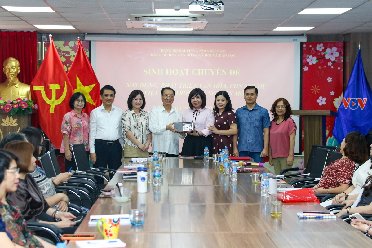 Đảng bộ Ban Văn hóa - Xã hội và Dân tộc (VOV2,VOV4) trao tặng món quà là chiếc Radio tới GS.TS Phùng Hữu Phú, nguyên Ủy viên Ban Chấp hành Trung ương Đảng, nguyên Phó Trưởng ban Thường trực Ban Tuyên giáo Trung ương