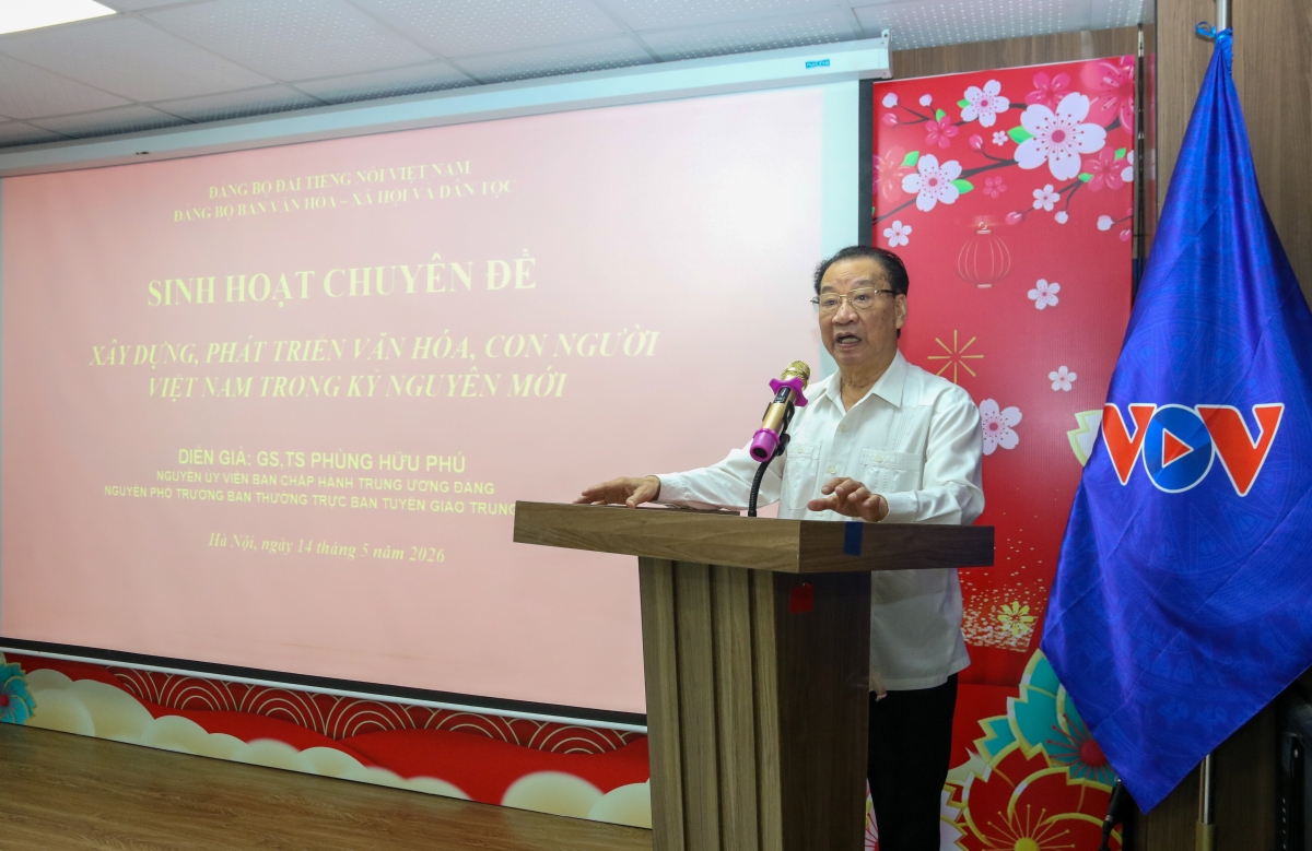 GS.TS Phùng Hữu Phú, nguyên Ủy viên Ban Chấp hành Trung ương Đảng, nguyên Phó Trưởng ban Thường trực Ban Tuyên giáo Trung ương truyền đạt tinh thần cốt lõi của Nghị quyết 80 về phát triển văn hóa, con người Việt Nam trong kỷ nguyên mới