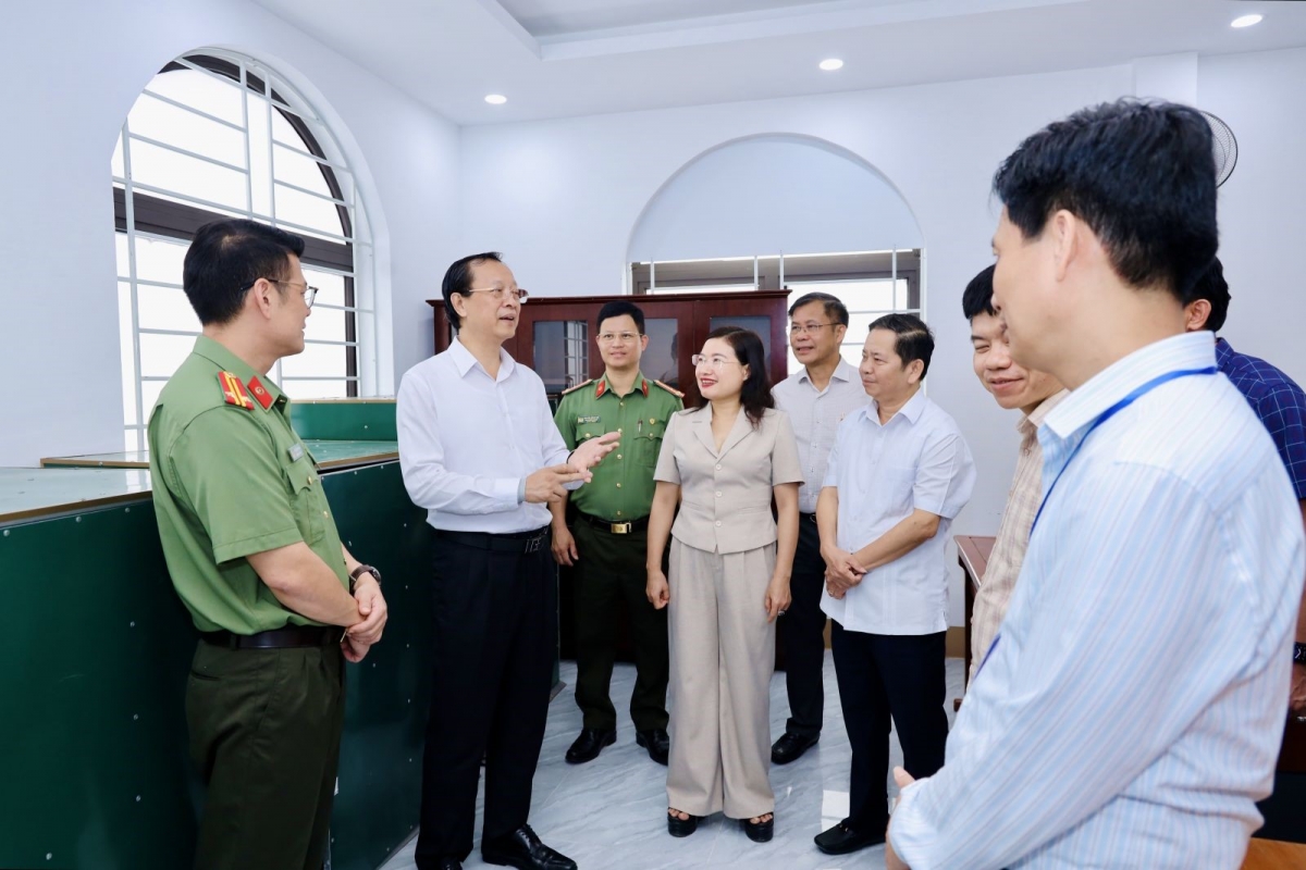 Thứ trưởng Phạm Ngọc Thưởng kiểm tra địa điểm in sao đề thi tại Hà Tĩnh (Ảnh: MOET)