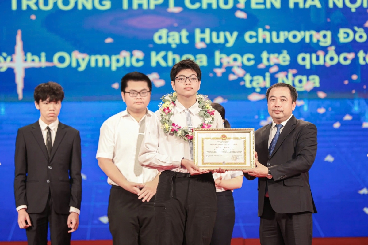 Bí thư Thành ủy Hà Nội Trần Đức Thắng chúc mừng học sinh đoạt giải tại các kỳ thi Olympic quốc tế
(Ảnh: BTC)