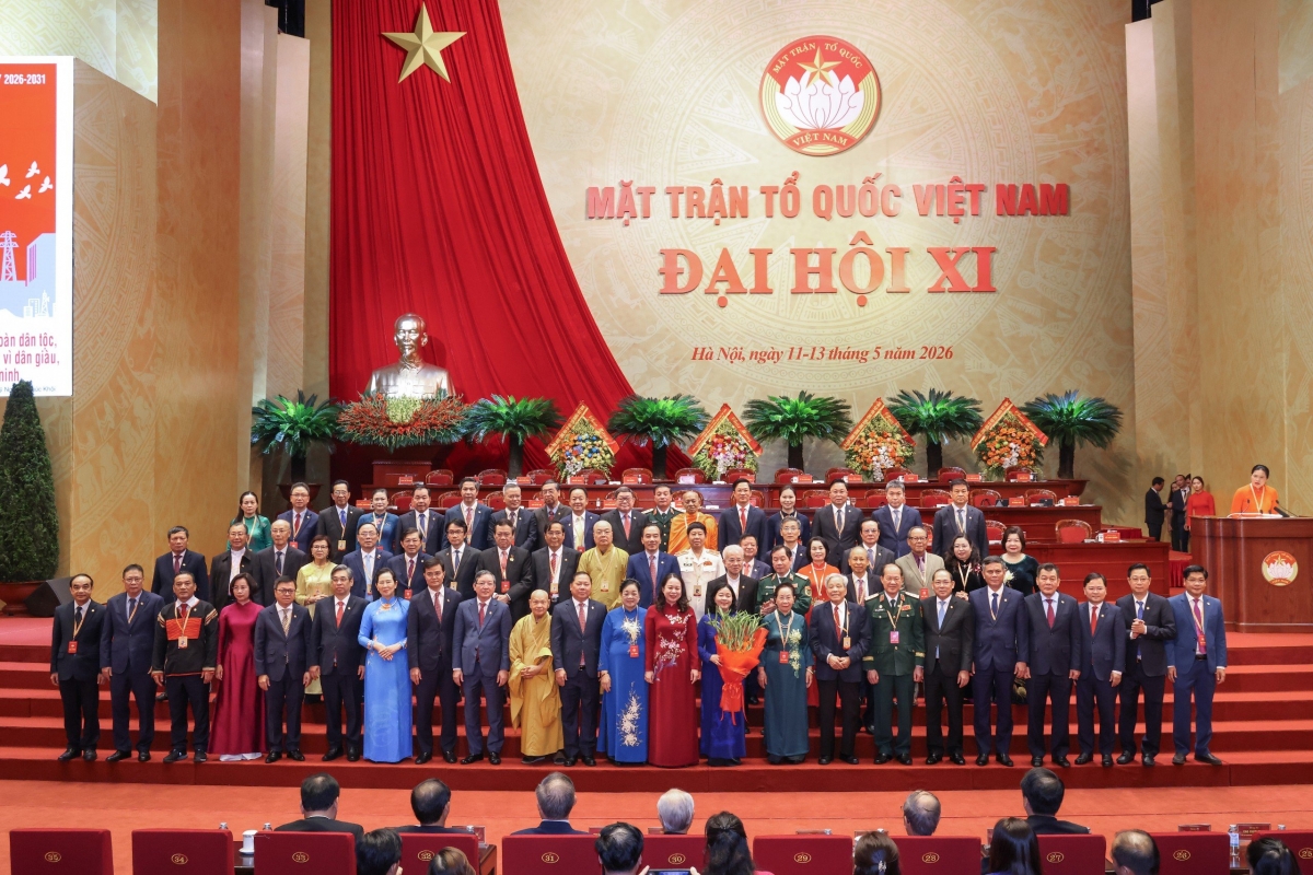 Toàn thể Ủy ban Trung ương MTTQ Việt Nam khóa XI chụp ảnh lưu niệm tại sảnh Trung tâm Hội nghị Quốc gia. Ảnh: BTC